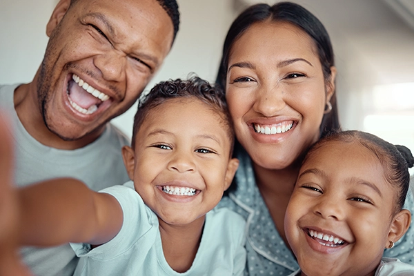 Família sorrindo reunida